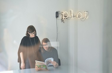 Janina Poesch und Sabine Marinescu sind die Herausgeberinnen von PLOT, einer unabhängigen Fachzeitschrift über räumliche Inszenierung.